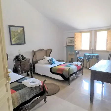 Castell Granadella فندق إليامبويا
